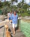 Mike con sus perros paseando por Bahamas. Foto publicada por Caroline Monk en Twitter. (1) Comentarios