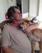 Mike abrazando, o ms bien estrangulando, a su perro Mac. (1) Comentarios